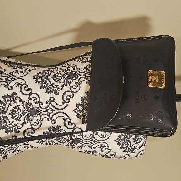 Authentic MCM munchen cross body purse - Picture 1 of 13